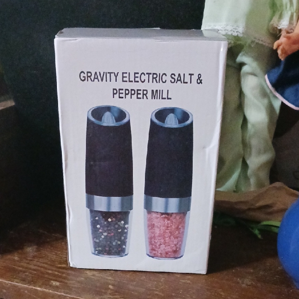New In Box Gravity Electric Salt & Pepper Mill - Black